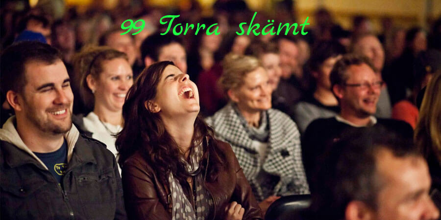 Skrattande publik med texten: 99 Torra Skämt